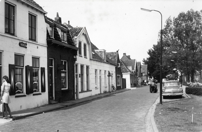 13909 Gezicht in de Dorpsstraat met bebouwing te Nigtevecht uit het oosten. N.B. De gemeente Nigtevecht is per 1 ...